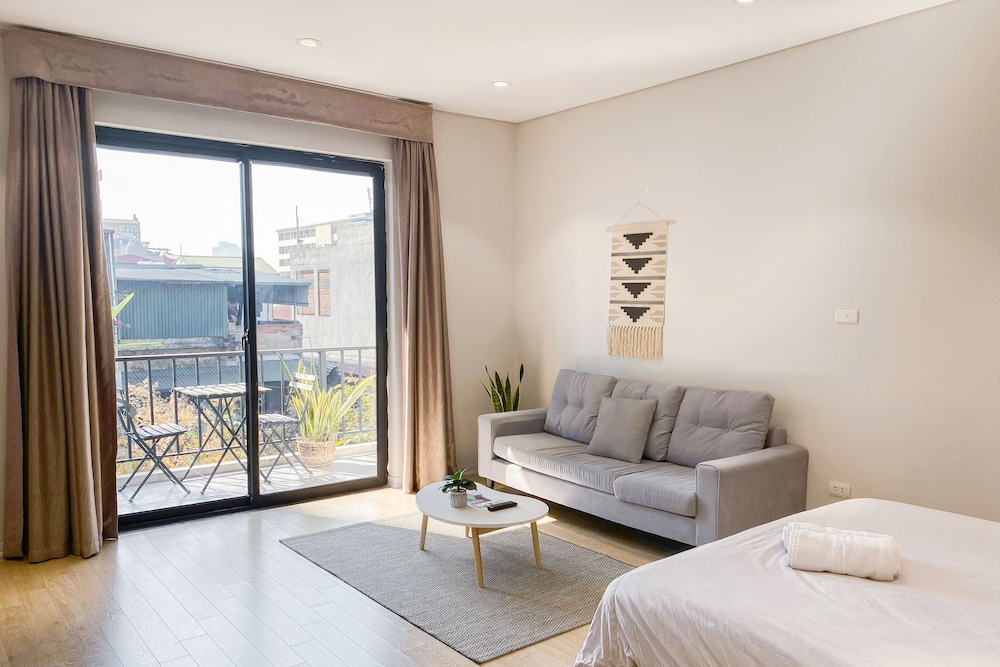 Studio, Balcony