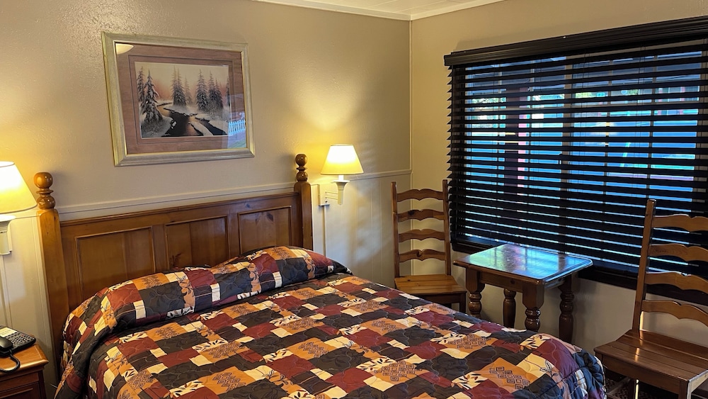 Standard Room, 1 Queen Bed photo 2