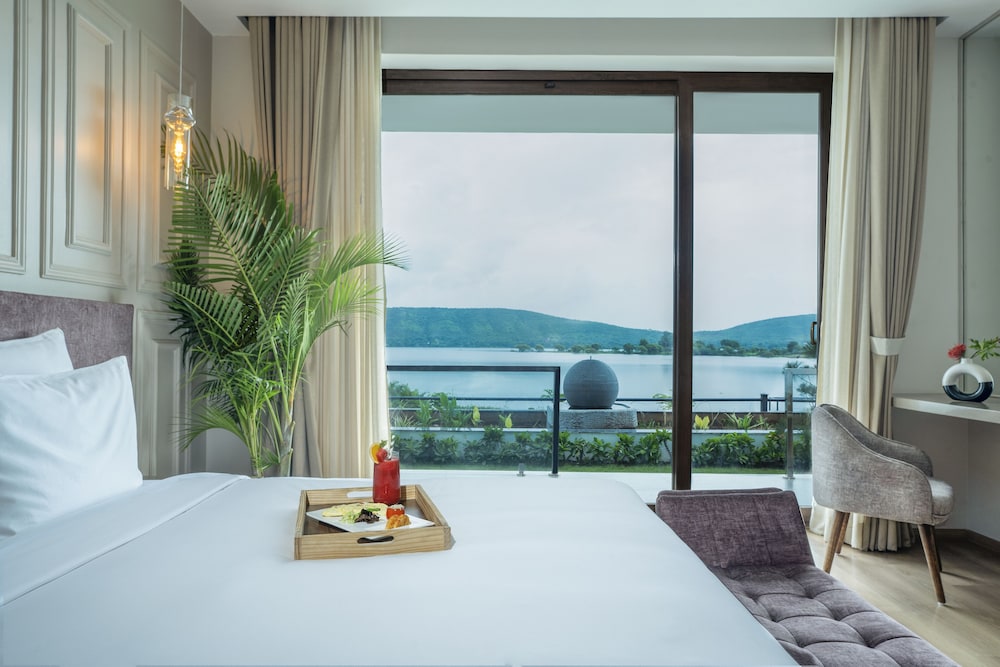 Lakefront Rooms with Private Garden - Photo 1