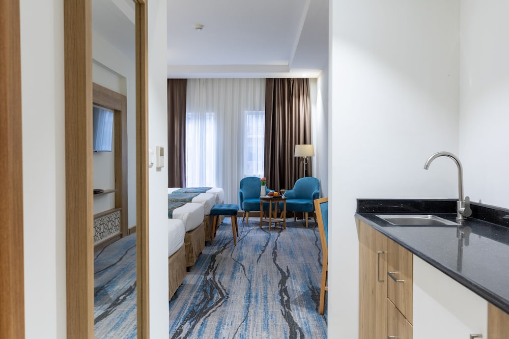 Deluxe Quadruple Room - Photo 4