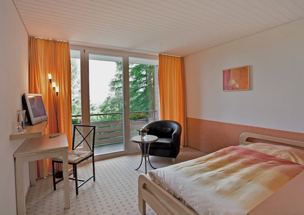 Standard Room, 1 Queen Bed photo 3