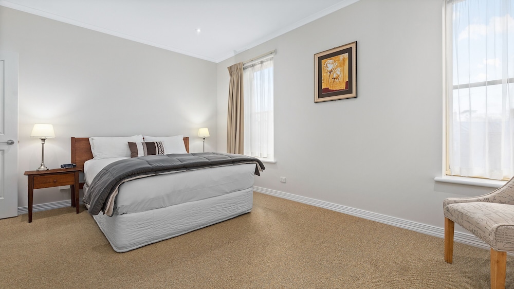 One Bedroom Apartment - Photo 3