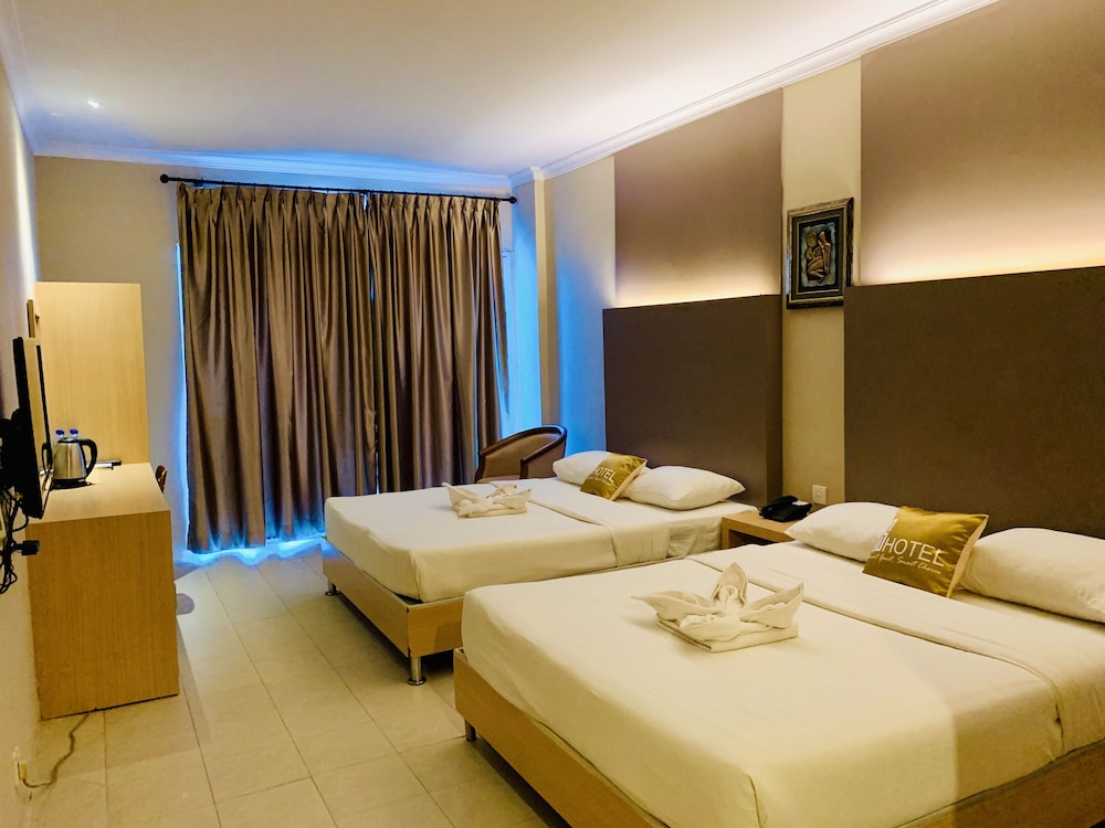 Family Room, 2 Bedrooms, City View photo 3