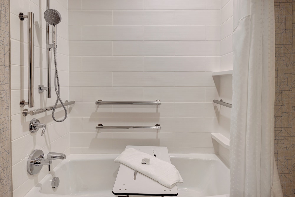 Suite, 2 Queen Beds, Accessible Bathtub (Accessible Tub) - Photo 9