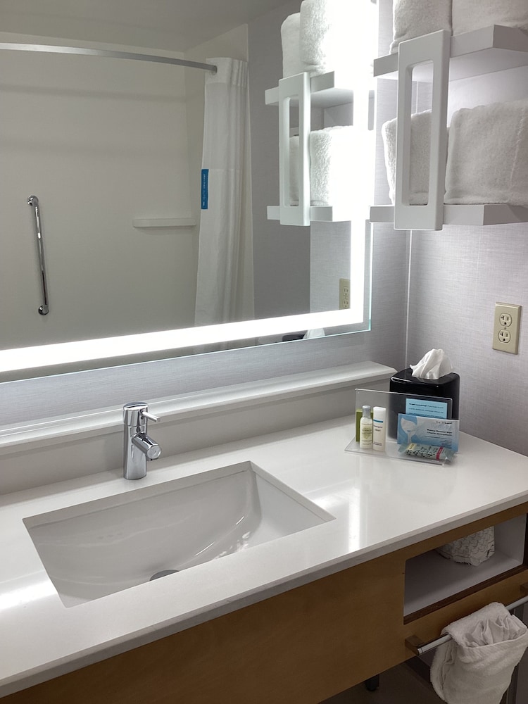 Room, 2 Queen Beds - Photo 9