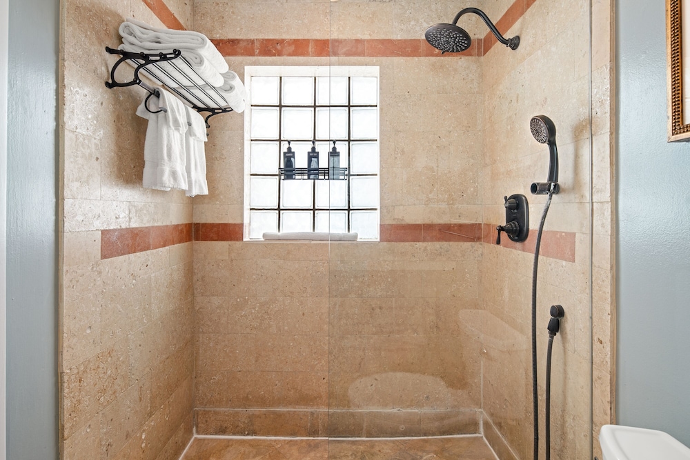 Queen Room - Impala Building (Self Check-in)