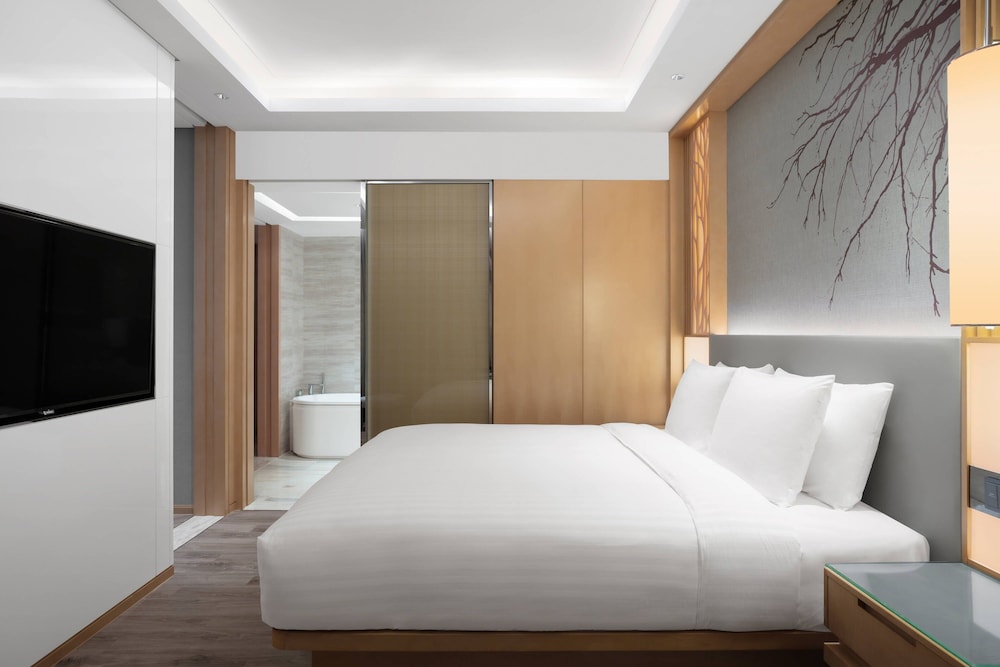 Executive Suite, 1 Bedroom, City View - Photo 1