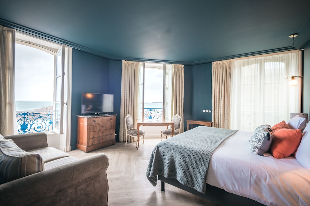 Junior Sea View Suite photo 2