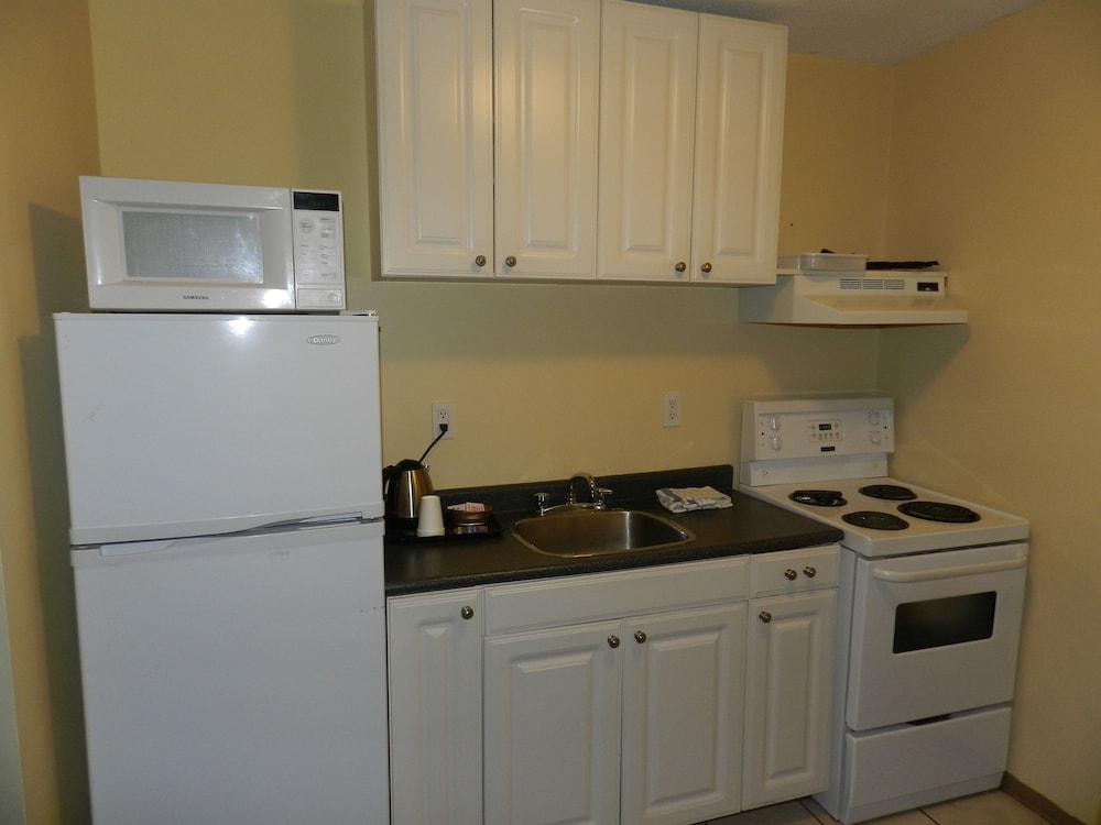 Room, Multiple Beds, Kitchen - Photo 2