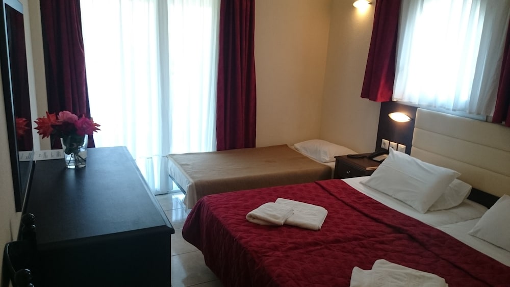 Basic Twin Room, Partial Sea View