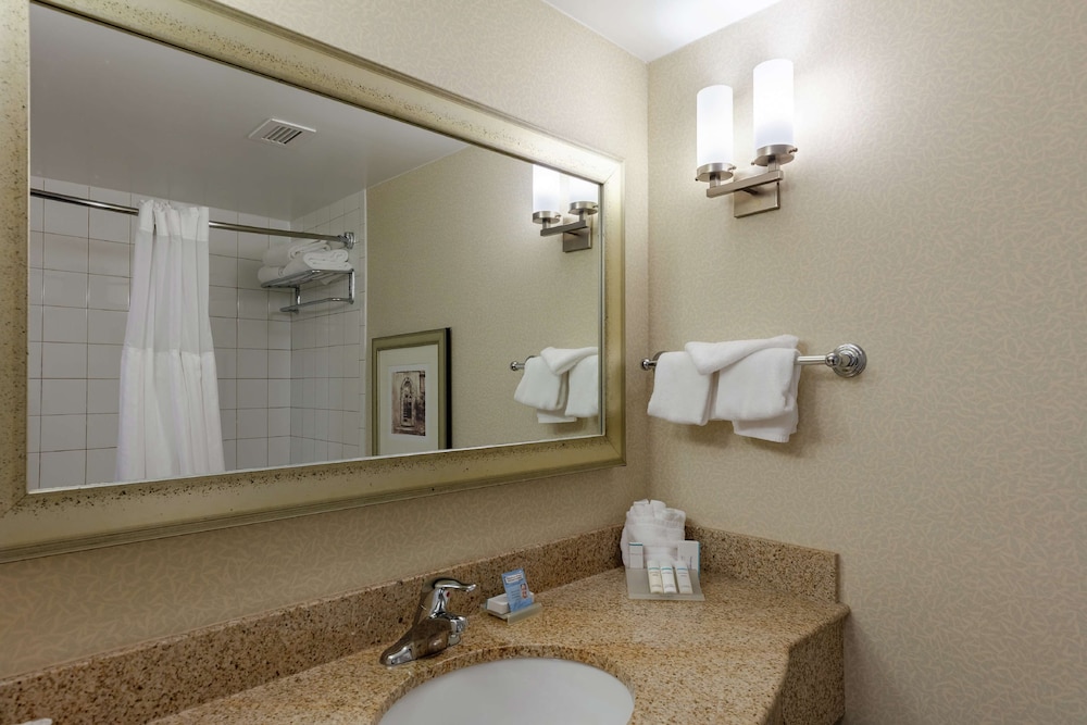 Room, 2 Queen Beds, Non Smoking (Drinks-Snacks) - Photo 4