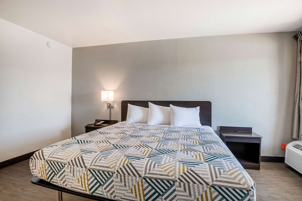 Standard Room, 1 King Bed, Mobility Accessible, Non Smoking - Photo 3