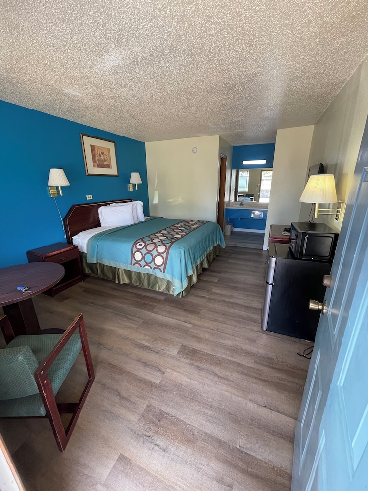 Standard Room, 1 King Bed, Non Smoking - Photo 1