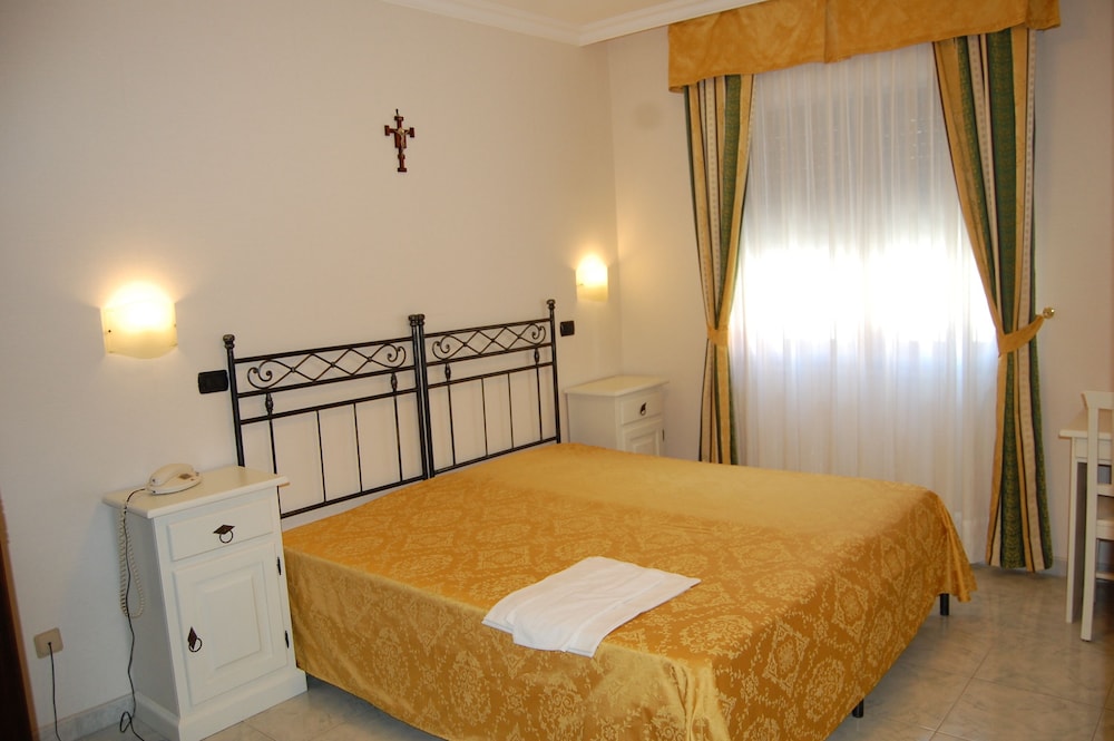 Economy Double Room Single Use photo 3