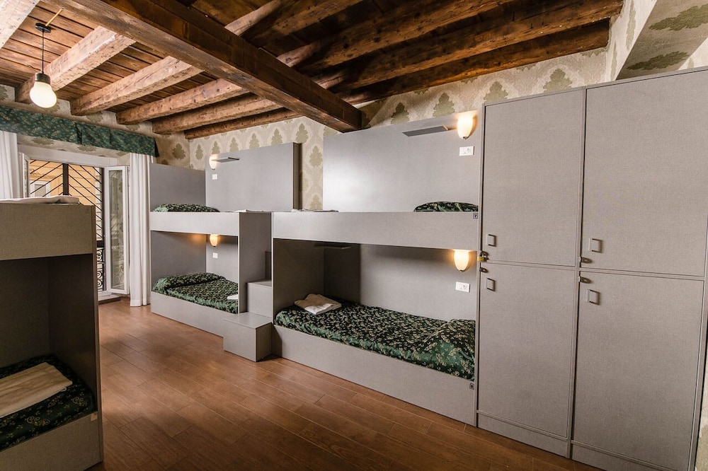 Bed in 5-Bed Dormitory Room - 1 single bed and 2 bunk beds (5 single beds) photo 2