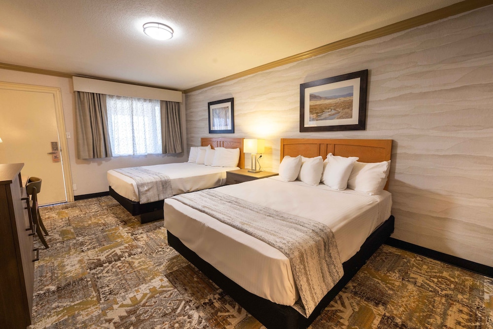 Deluxe Room With 2 Queen Beds photo 2