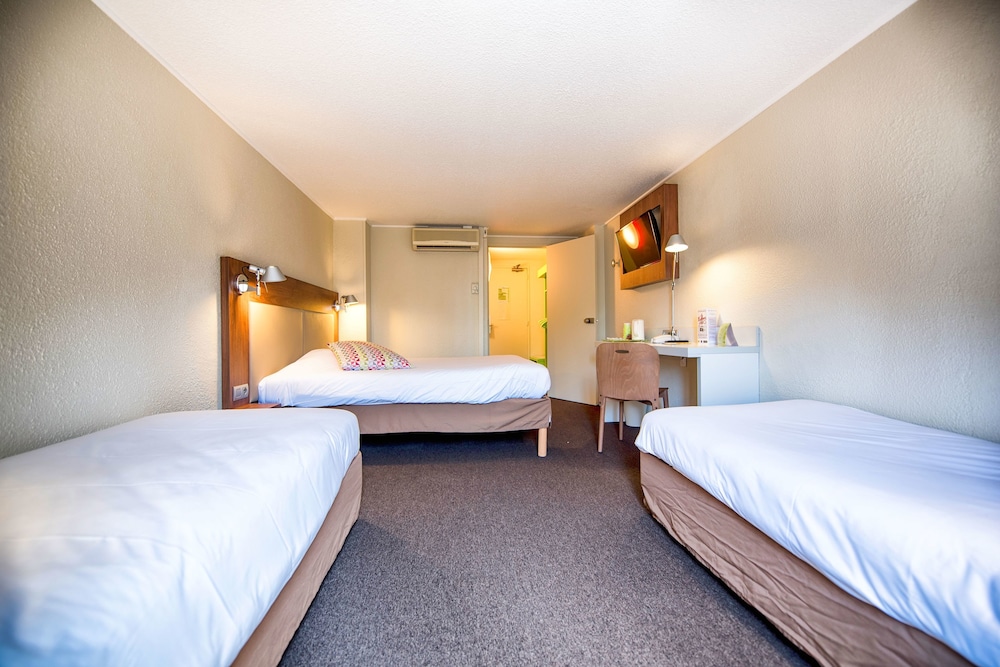 Standard Room, Multiple Beds - Photo 7