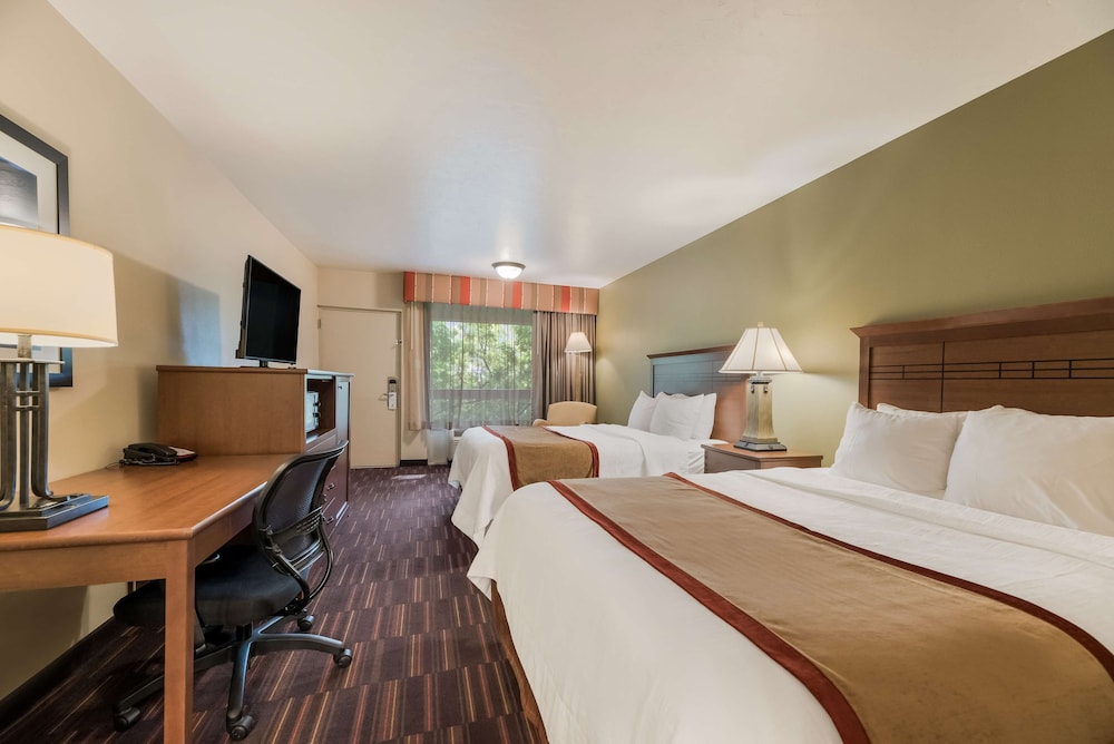Standard Room, 2 Queen Beds, Non Smoking, Refrigerator & Microwave photo 3