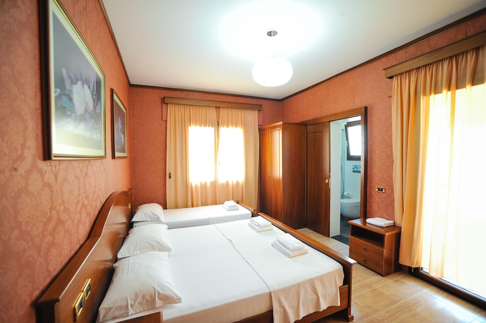 Standard Triple Room, Multiple Beds, Non Smoking, Partial Sea View