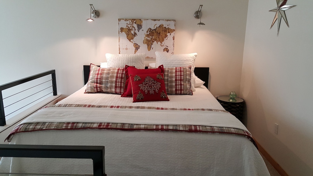 Executive Loft, 1 King Bed, Kitchen, City View photo 2