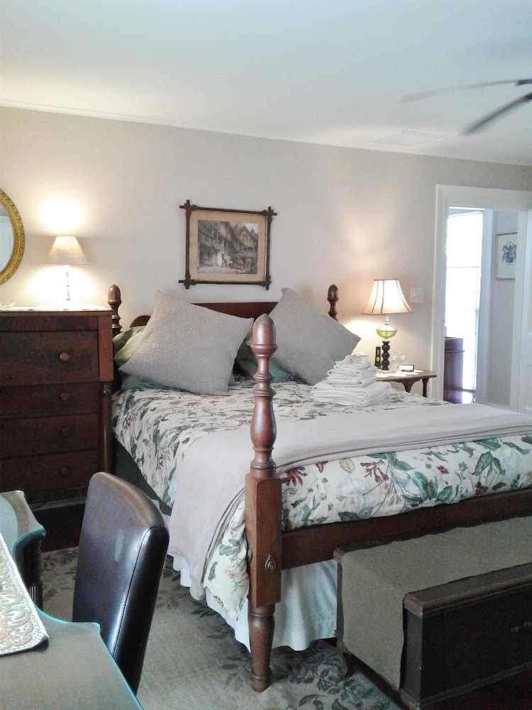 Room, Shared Bathroom (The McIntosh Room)