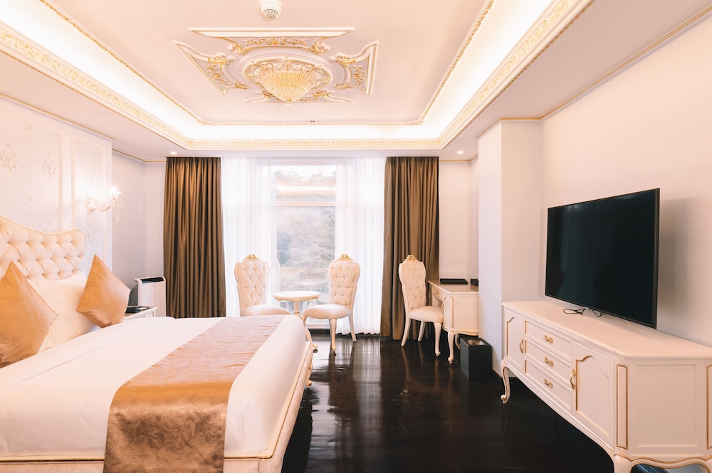 Deluxe Room, 1 King Bed, Park View - Photo 1