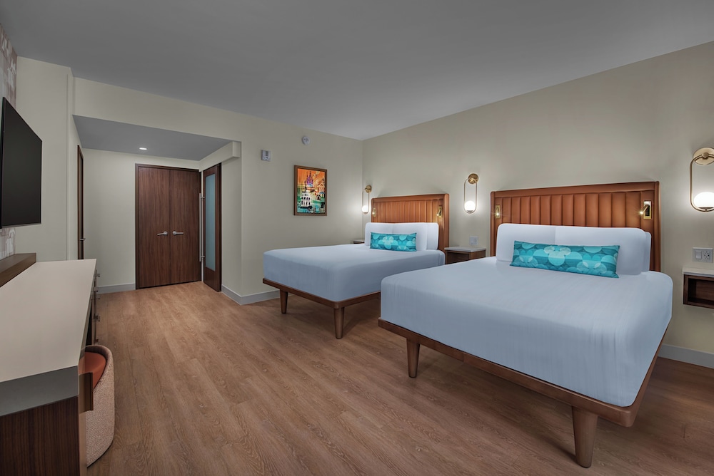 Main Tower - Water View. Florida special accessible room with option for hearing accessibility. 2 qu photo 2