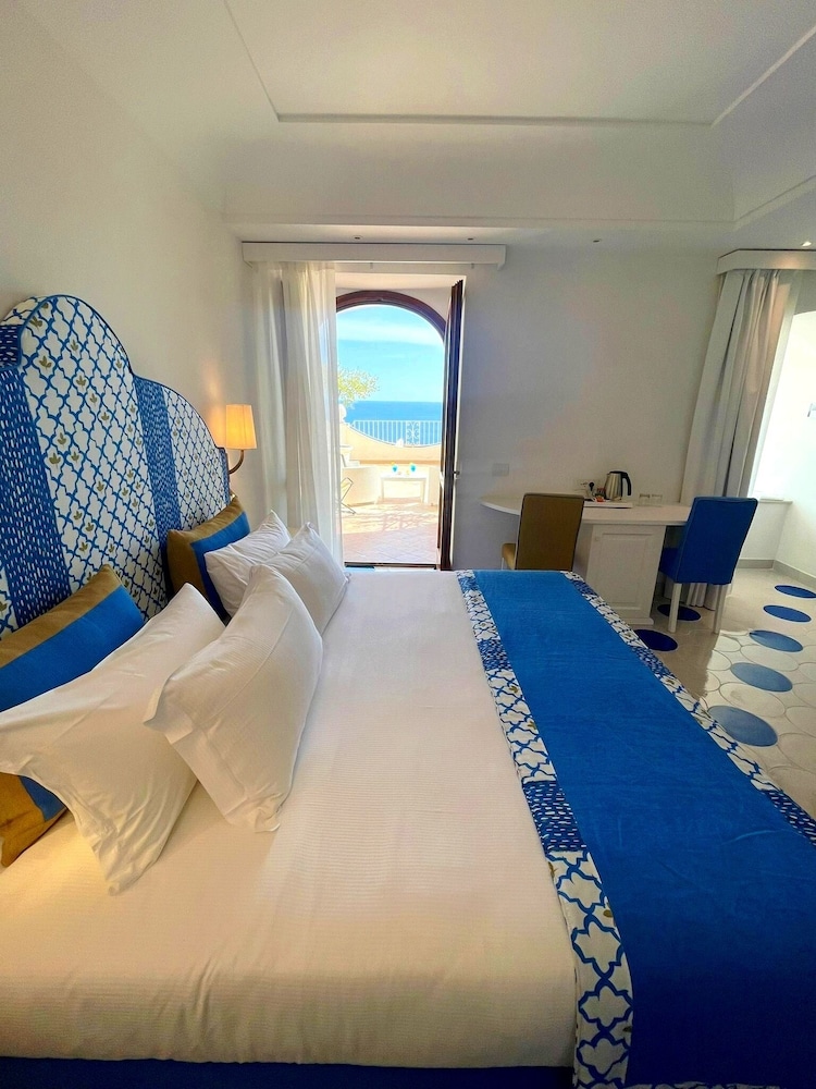 Room, 1 King Bed, Hot Tub, Sea View (Terrace) - Photo 3