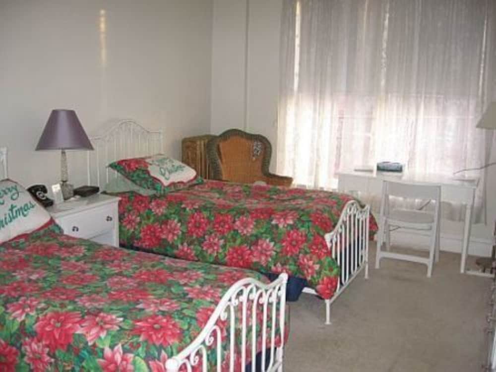 Room (Oatman room - shared bathroom) photo 1