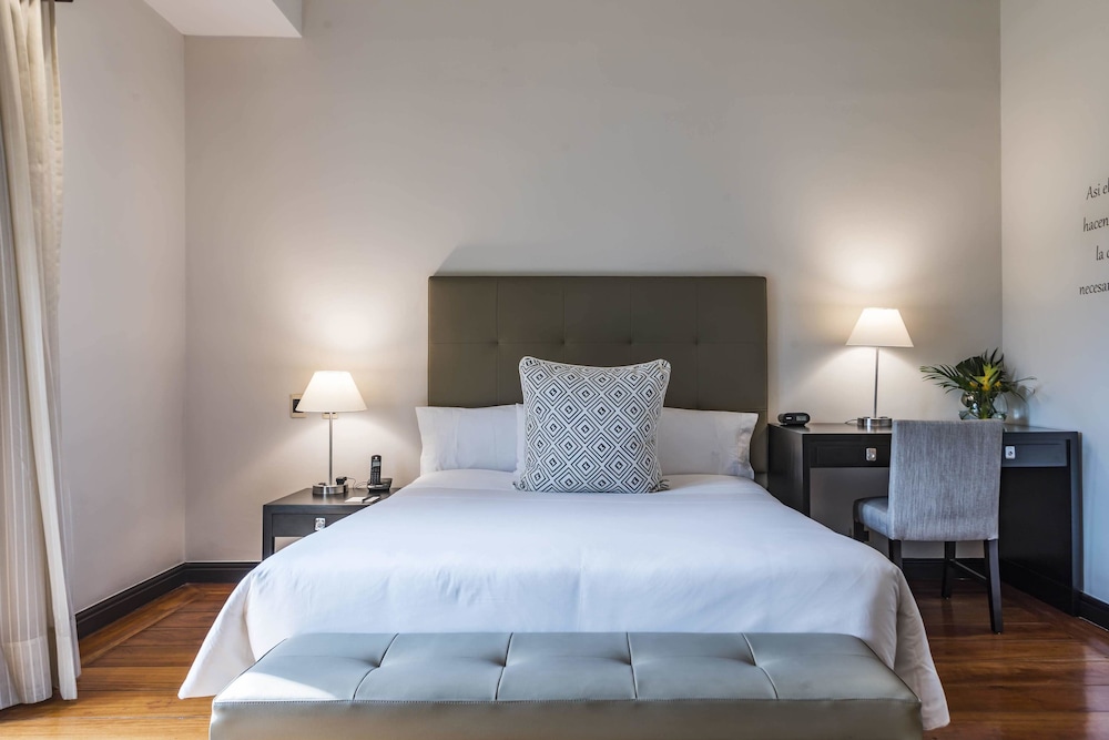 Superior Room, 1 Queen Bed photo 3