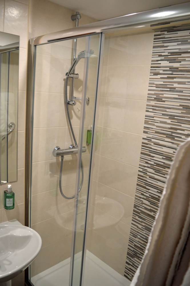 Standard Room, 1 Double Bed, Non Smoking (Small Room) - Photo 5