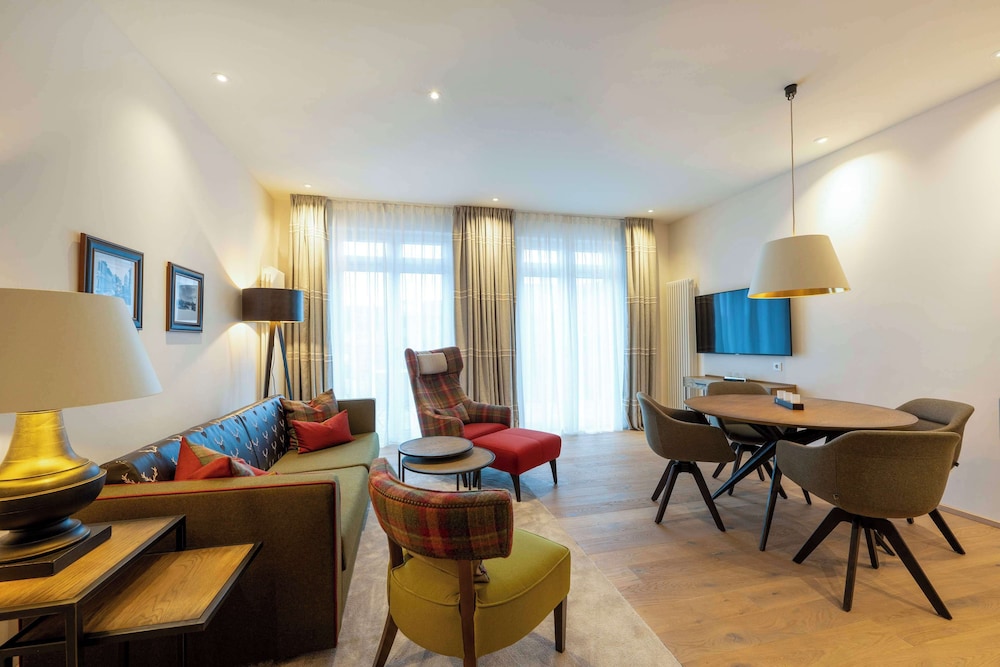 Suite, 1 King Bed, Balcony (Living Room) - Photo 2