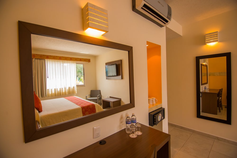 Executive Room, 1 King Bed, Interior View - Photo 6