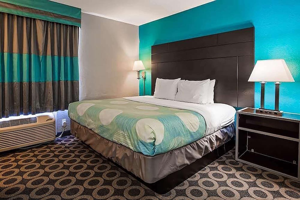 Suite, 1 King Bed, Non Smoking - Photo 1