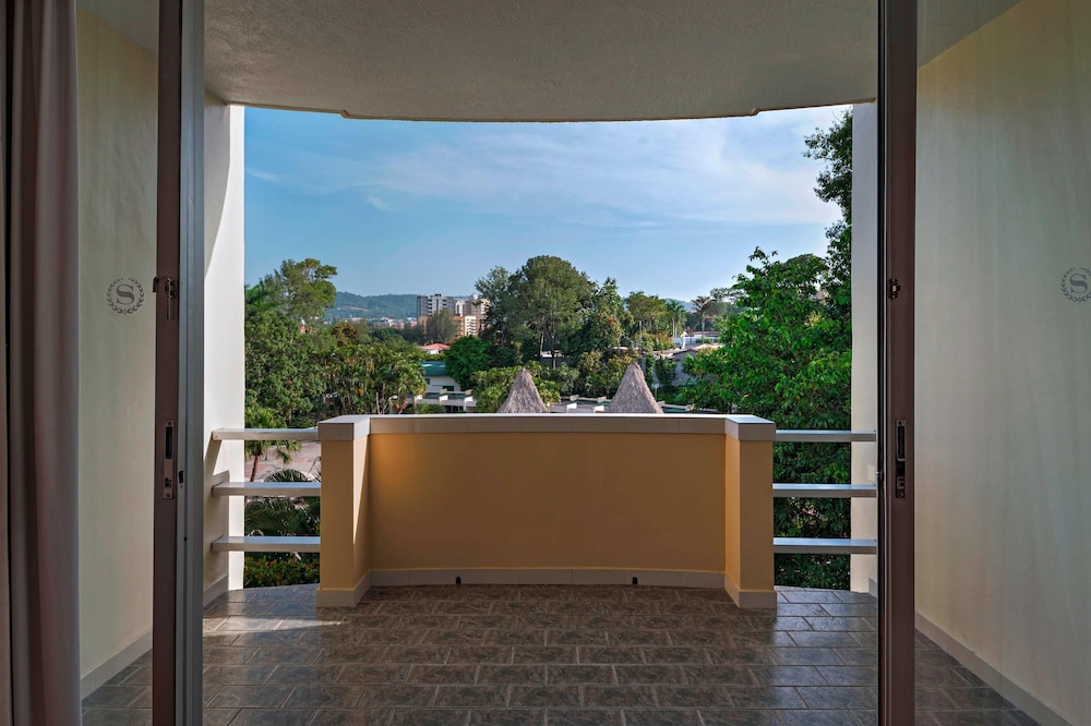 Deluxe Room, 1 King Bed, Balcony - Photo 4