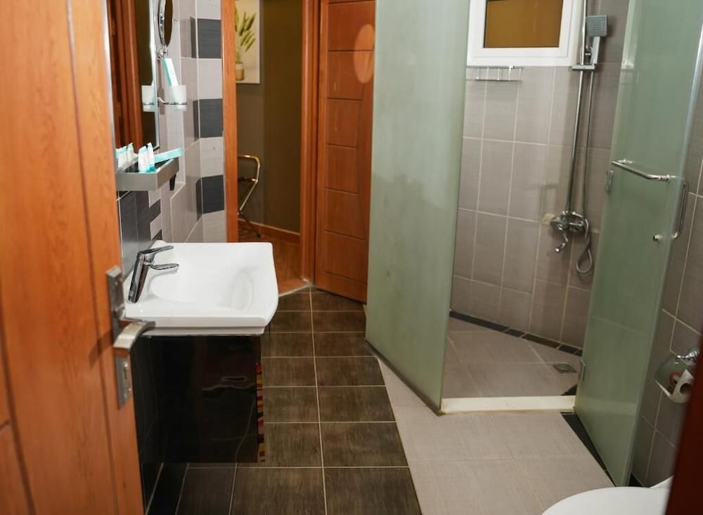 Two Bedroom Deluxe Apartment - Photo 2