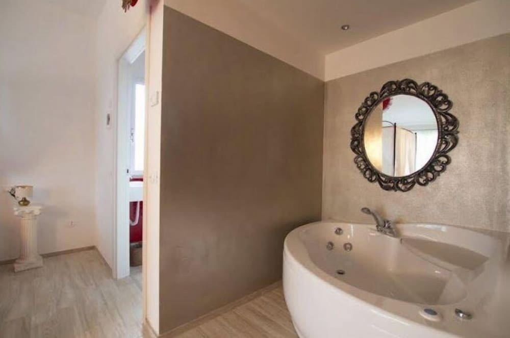 Suite, Jetted Tub photo 3