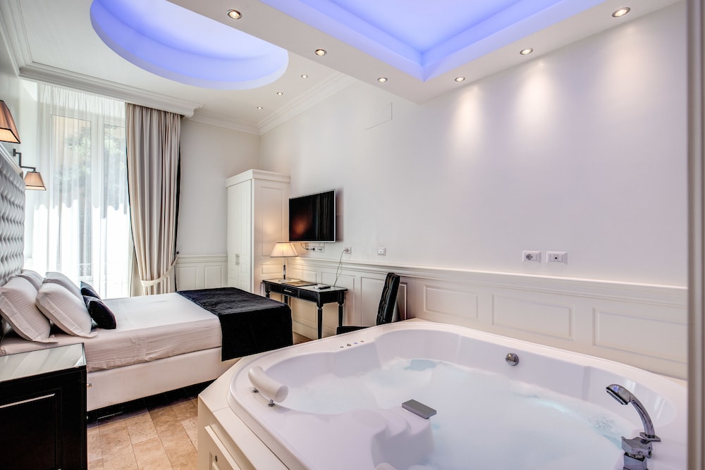Suite, Jetted Tub photo 3