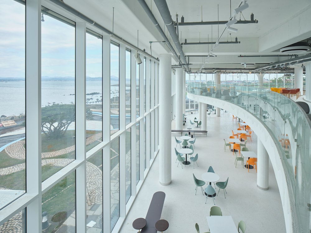[Brunchy Package] Royal Suite B Type + Brunch For 2 + Park Ticket For 2 Per Stay - Photo 2