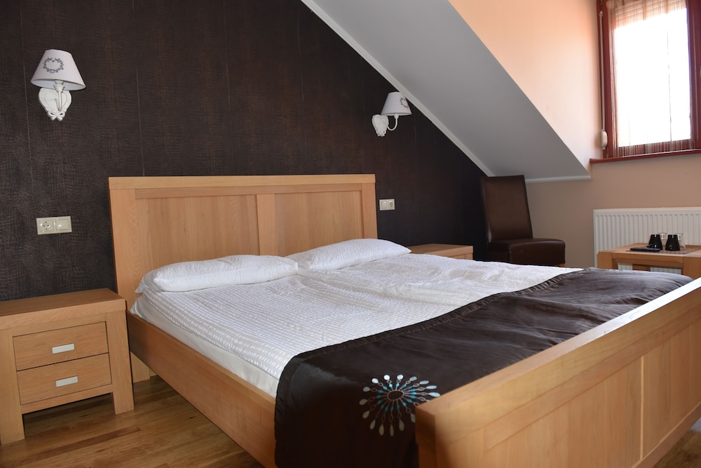 Basic Double Room, 1 King Bed, Non Smoking photo 1