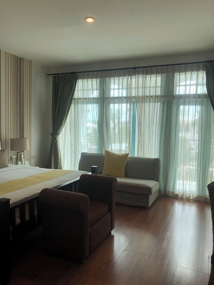 Premium Deluxe 1 King, City View with Balcony - Photo 18