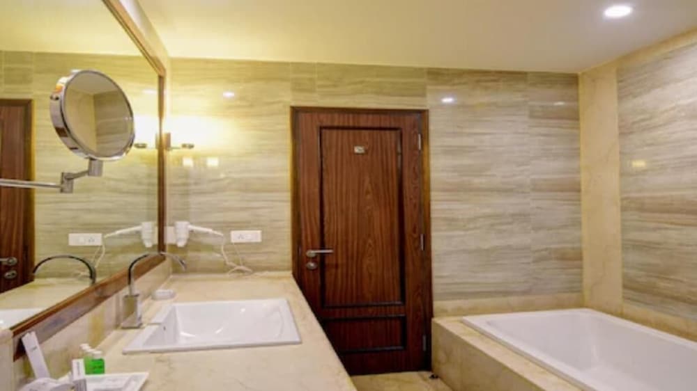 Executive Room, 1 Double Bed, Non Smoking - Photo 2