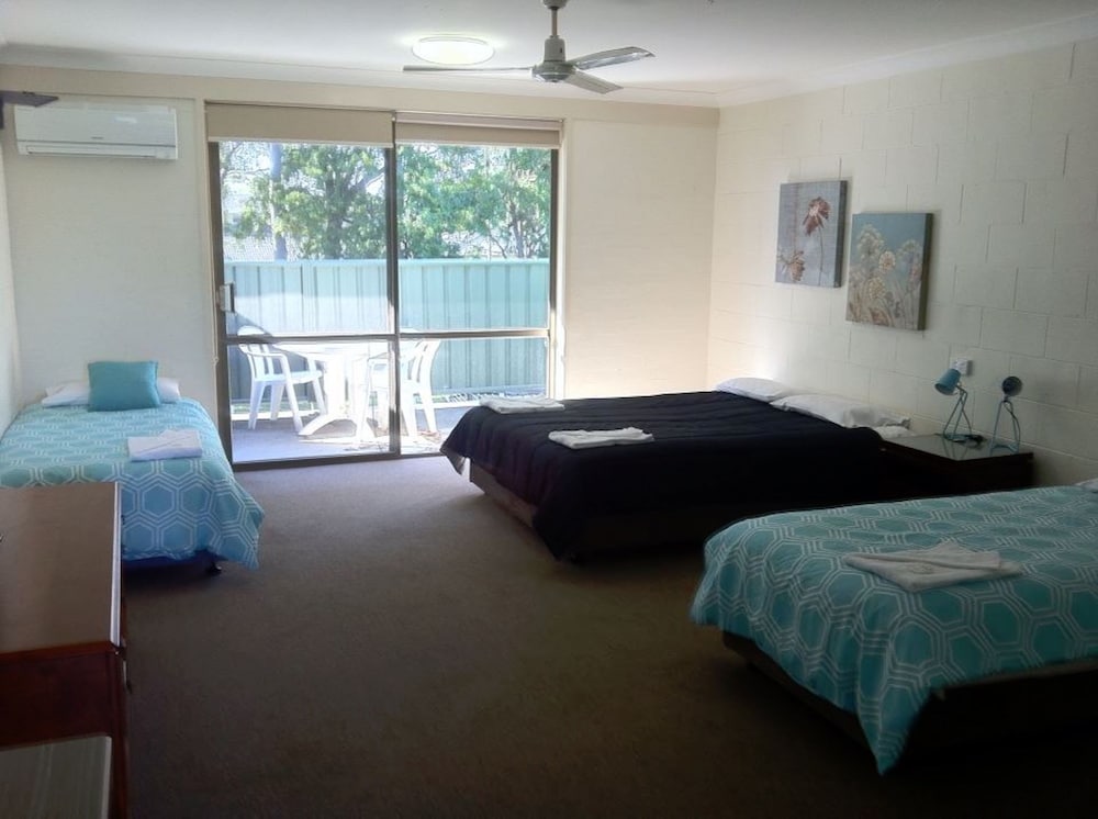 Large Family Room with Ensuite photo 2