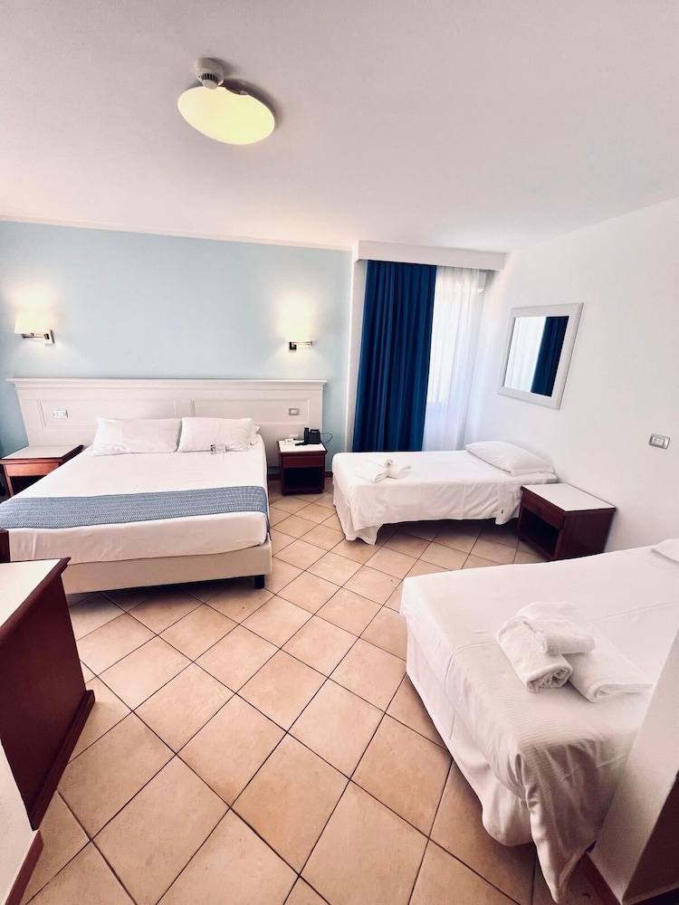 Deluxe Room, 1 Queen Bed, Non Smoking (with Sofabed)