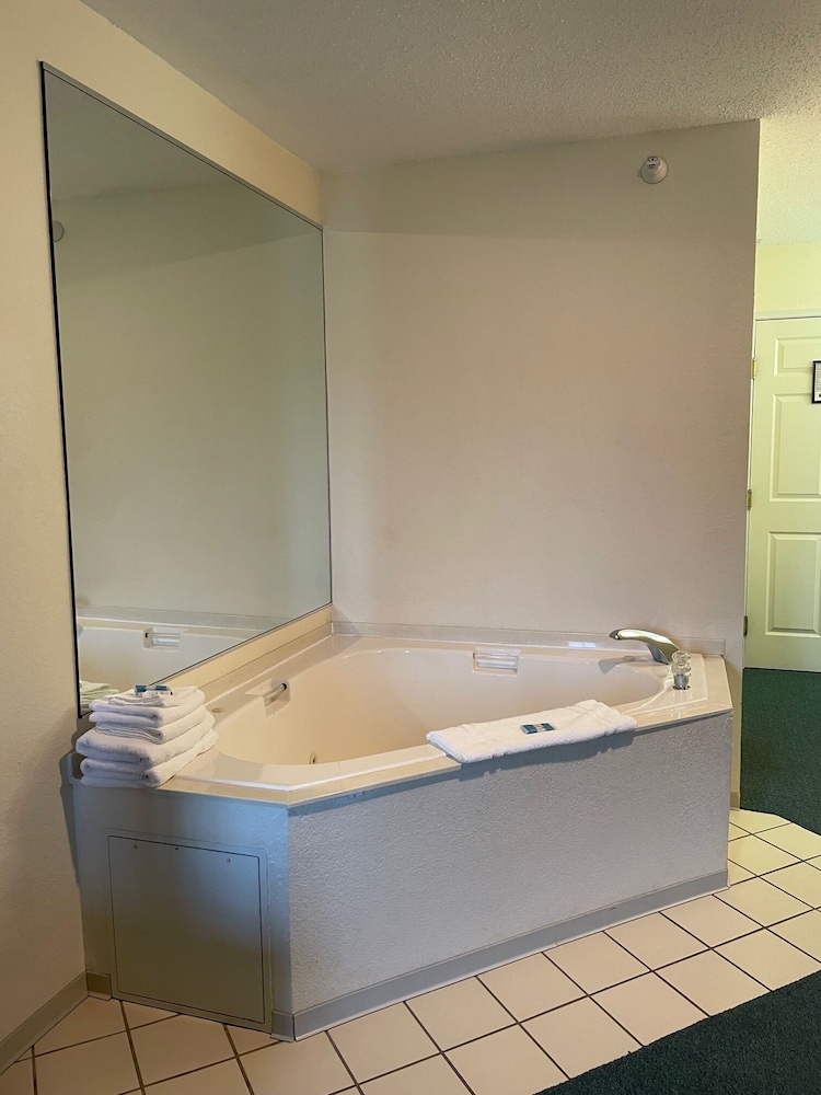 Deluxe Room, 1 King Bed, Jetted Tub photo 3