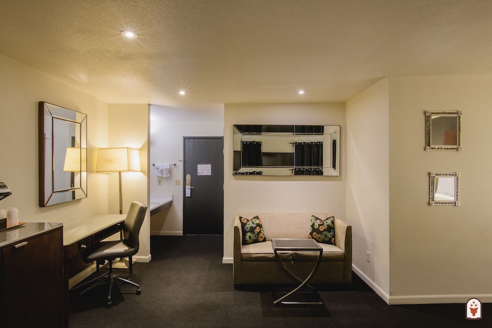 Suite, 1 King Bed (Coyote Suite) - Photo 7