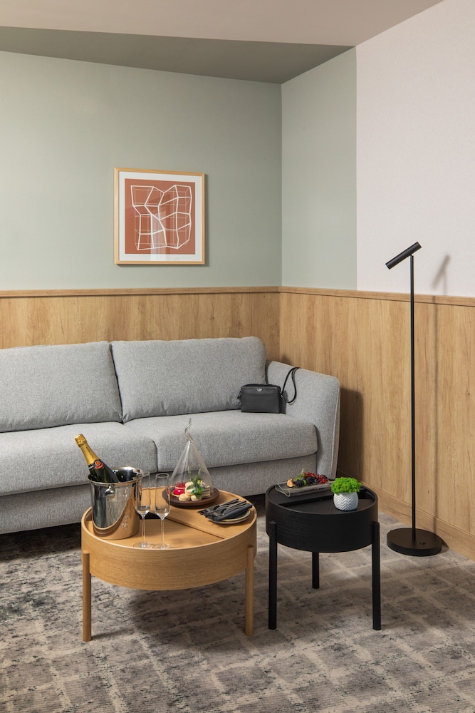 Premium Suite, 1 King Bed, Accessible, Club Lounge Access (Living Area and Lounge Access) - Photo 7