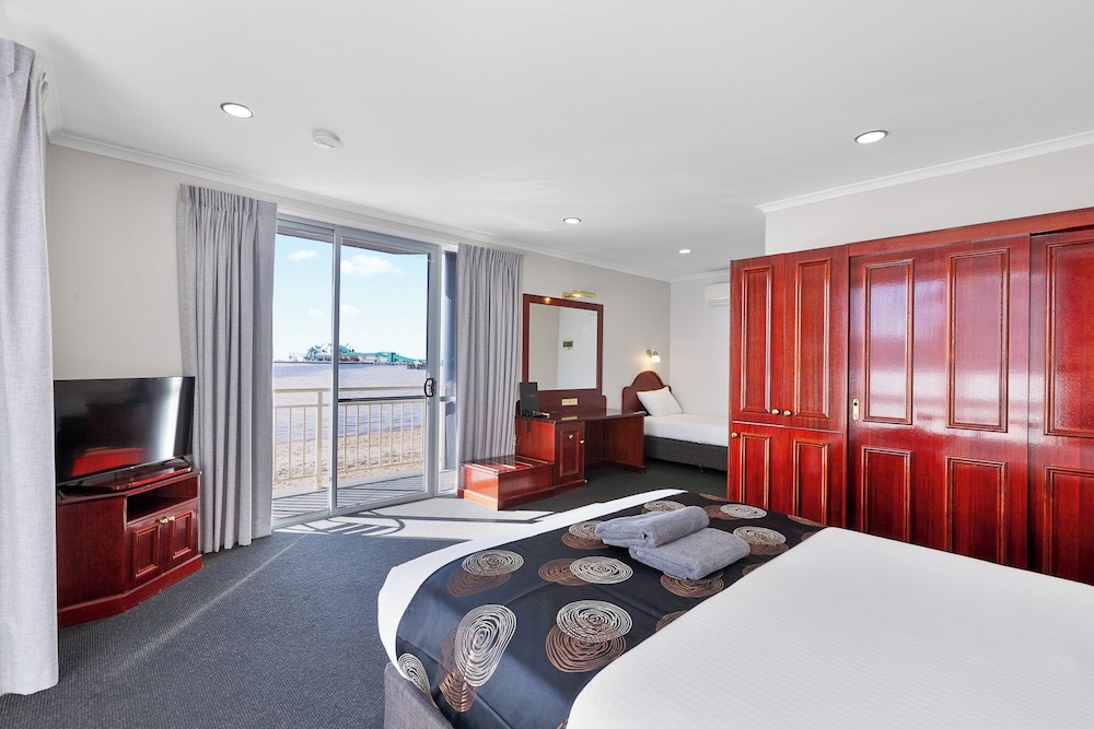 Superior Room, Multiple Beds, Balcony, Ocean View (Larger Room) photo 3