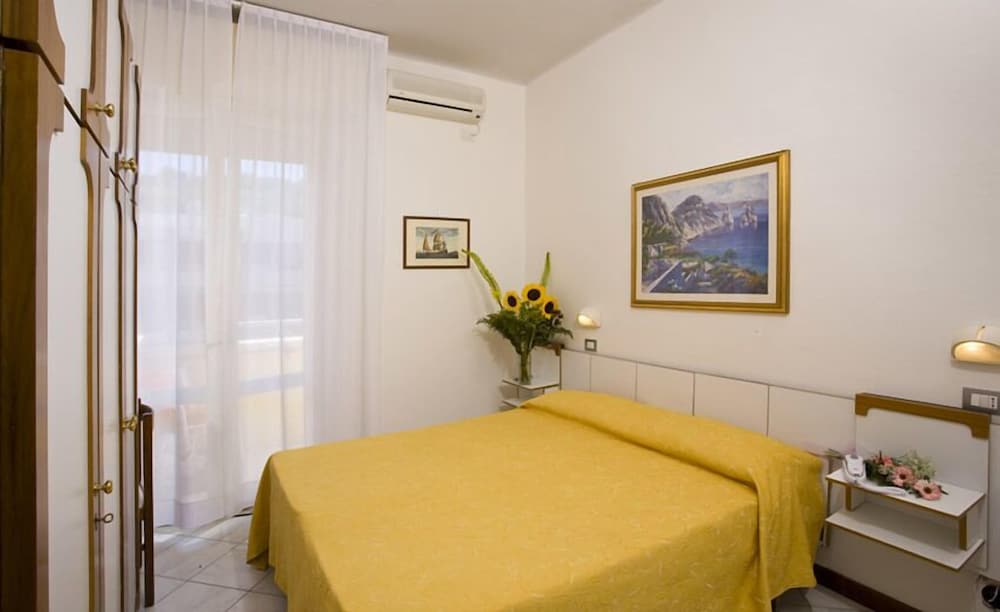 Double or Twin Room, Partial Sea View photo 2