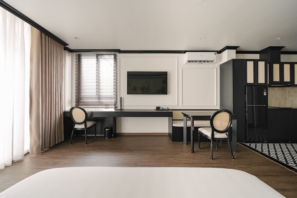 Deluxe Studio Suite, City View